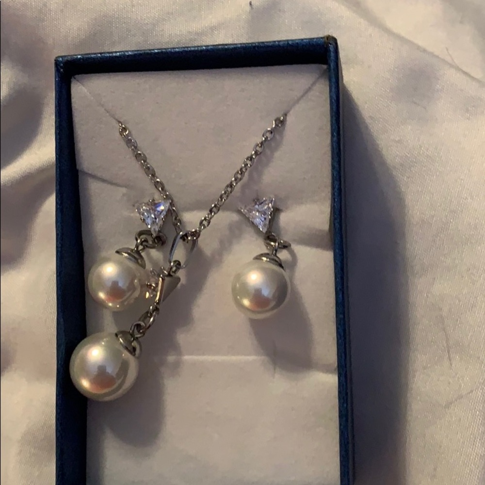 Pearl and cubic zirconia set